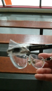 ティファニーのメガネ、折れたのでホッケーテープで応急処置